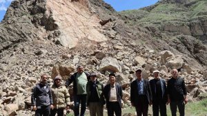 Oltu'da sağanak yağış heyelana neden oldu