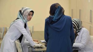 Sağlıkçılar 'kanserde erken tanı' için mobil araçla ilçe ilçe dolaşıyor