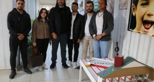 Ağrı'da üniversite öğrencileri özel çocuklara oyunlu müzik materyalleri hediye etti