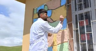 Bulanık'ta üniversite öğrencileri ilkokulu boyadı