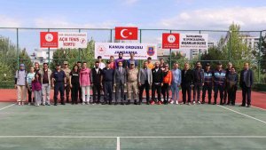 Tenis turnuvasında derece girenlere ödülleri verildi