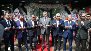 Vali Çiftçi, optik mağazasının açılışını yaptı