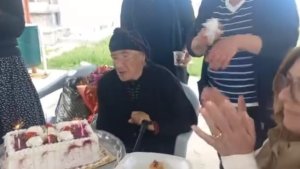 102 yaşındaki Zeliha teyzeye yaş günü kutlaması