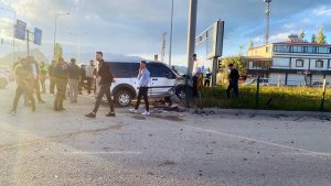Ağrı'da otomobile ve trafik levhasına çarpan hafif ticari araçtaki 4 kişi yaralandı