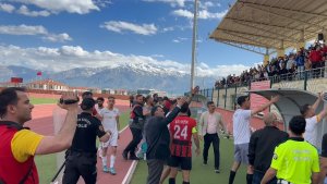 Erzincan'da amatör lig maçında kavga çıktı