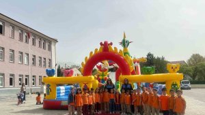 Okul bahçelerine kurulan balon park ile öğrenciler neşeleniyor