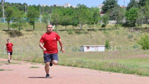 Özel sporcular atletizm yarışmasında ter döktü