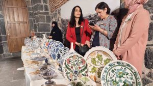 Kars'ta çini sergisi göz kamaştırdı