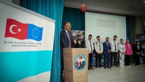 Vali Çelik "Geleceğin Teknoloji Yıldızları Yetişiyor" tiyatro gösterisine katıldı