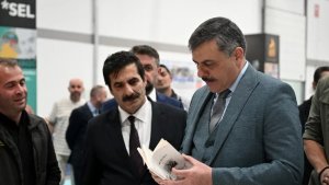 Vali Çiftçi'den Kitap Fuarı'na ziyaret