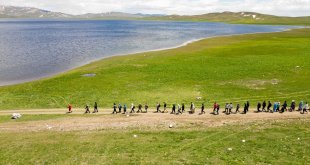 Van'daki yeşille mavinin buluştuğu Keşiş Gölü'nün çevresinde doğa yürüyüşü