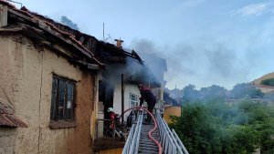Malatya'da ev yangını, 2 kişi dumandan etkilendi