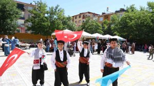 Yüzlerce öğrenci ve veliden anlamlı etkinlik