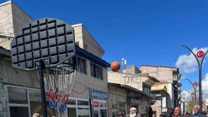 71 yaşındaki Zeki Boztepe gençlere taş çıkardı