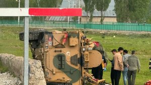 Yüksekova'da askeri araç devrildi: 2 yaralı
