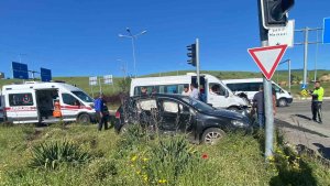 Bingöl'de otomobil ile minibüs çarpıştı: 9 yaralı