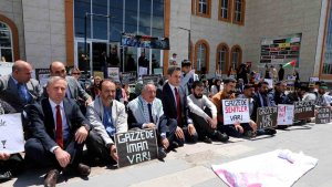 Ağrı'da Gazze'ye destek oturma eylemine Milli Eğitim Müdürü Kökrek destek verdi