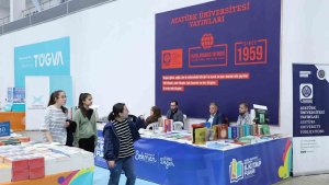 Atatürk Üniversitesi yayınevi, kitap fuarında ziyaretçilerini ağırlıyor