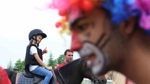 Ahıskalı çocuklar ilk kez at binmenin heyecanını yaşadı