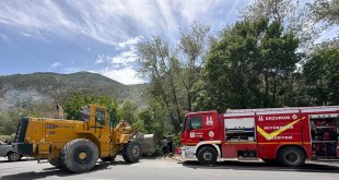 Erzurum'da un yüklü kamyon şarampole devrildi, 1 kişi öldü, 1 kişi yaralandı