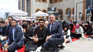 Ağrı'da üniversite öğrencileri oturma eylemleriyle Filistinlilerle dayanışma gösteriyor