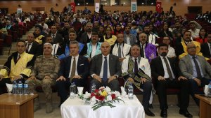 Ağrı'da üniversite öğrencileri mezuniyet sevinci yaşadı