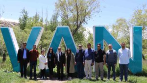 Iraklı turistler Van'ın tarihi ve turistik yerlerini gezdi