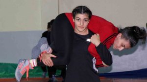 Elvira, Bakü'de gümüş madalya kazandı