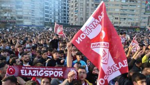 Şampiyonlar Ligi maçını aratmayan atmosfer, binlerce kişi bu maça kilitlendi