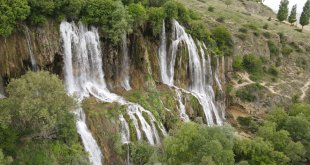 Erzincan'da baharda debisi artan Girlevik Şelalesi ziyaretçilerini ağırlıyor