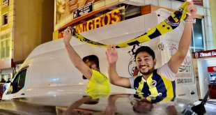 Ağrı'da şampiyonluk kutlamasına Fenerbahçeliler bayraklarıyla katıldı