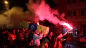 Fenerbahçe bayraklı tabutla şampiyonluğu kutladılar