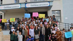 Minik öğrencilerden engellilere yardım eli