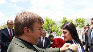 Bakü'de gümüş madalya kazanan Elvira'yı Vali Aydoğdu tebrik etti