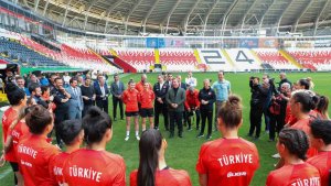 Vali Aydoğdu'dan milli takıma ziyaret