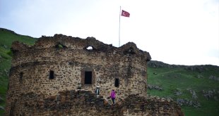 Tarih ve doğanın buluştuğu Şeytan Kalesi karların erimesiyle doğaseverleri ağırlıyor