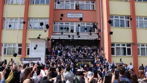 Oltu Meslek Yüksek Okulu'nda mezuniyet coşkusu