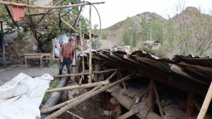 Sağanak yağmur sonrası ahır ve samanlıkları çöktü