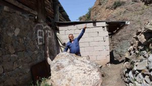 Dağdan kopan kayalar korkutuyor