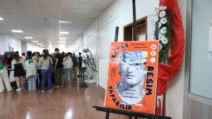 Ütü tekniği ile yapılan soyut resimler mest etti