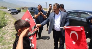Terörden temizlenen Ağrı Dağı'ndaki çocuklar Iğdır Valisini asker selamıyla karşıladı
