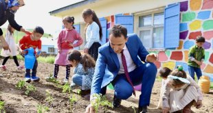 Atıl alanı organik tarım alanına çeviren fedakar öğretmen, ürünlerin geliriyle öğrencilerin eğitim ihtiyaçlarını karşılıyor