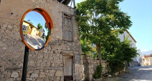 Çemişgezek'te kazalarının önlenmesi için kırık trafik aynaları yenilendi