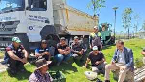 Başkan Uçar, ikindi çayını belediye işçileriyle içti