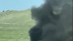 Sarıkamış'ta seyir halindeki ticari araç alev alev yandı