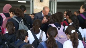 Emekli oldu ama 5 yıldır okulu ilk o açıyor ve öğrencileri kapıda karşılıyor