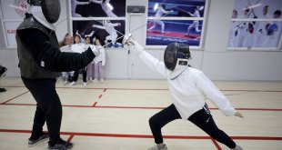 Elazığ'da eskrimle tanışan minikler, milli sporcu olma hayaliyle kılıç sallıyor