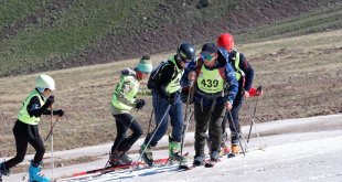 Erzurum'da baba ve anneler Palandöken'in zirvesinde kayak yaptı