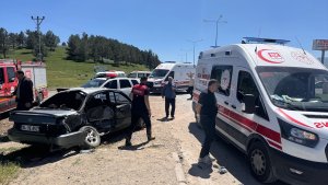 Ağrı'da çarpışan iki otomobildeki 4 kişi yaralandı