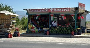 Elazığlı manav karpuz sattığı tezgahı Filistin bayraklarıyla donattı